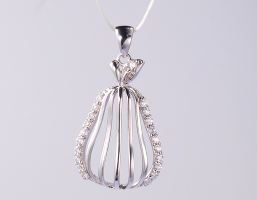 홀로 기하학 925 스터링 은 십자 Pendant 여자용 925 은 CZ Pendant 당신의 보석 컬렉션에 고급스러움을 추가 925 은 CZ Pendant 이 멋진 Pendant으로 당신의 모습을 높여